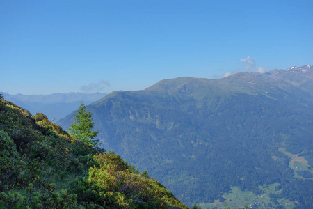 在奥地利阿尔卑斯山徒步旅行