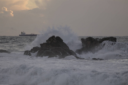 黄昏的波喷雾图片