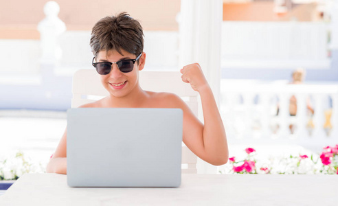 孩子在假日使用计算机笔记本电脑尖叫自豪和庆祝胜利和成功非常激动, 欢呼的情感
