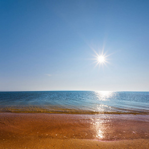 美丽的夏日海洋沙滩在闪耀的阳光下