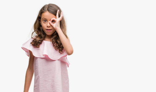 穿粉红色衣服的黑发西班牙女孩做 ok 手势震惊与惊讶的脸, 眼睛看通过