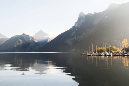 Traunsee 湖在阿尔卑斯山, 奥地利。秋季景观