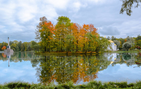 秋天公园的风景与湖和土耳其浴图片
