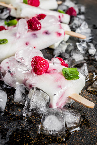 夏季甜点, 自制的有机冰淇淋冰棒从覆盆子和酸奶, 深色生锈的背景复制空间