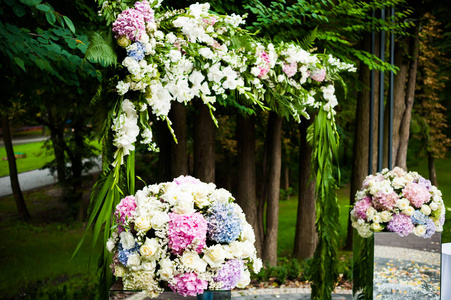 美丽的婚礼装饰品。婚礼拱门与花束为仪式