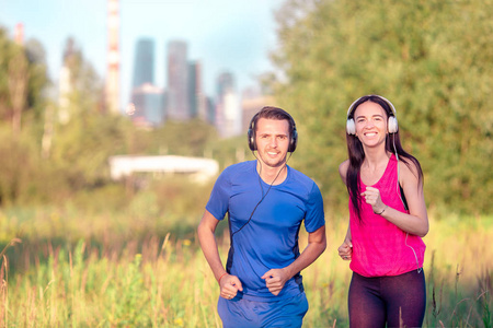 活跃的运动夫妇在公园里奔跑。健康与健身