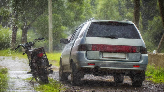 停在停车场的车辆上落下的雨滴