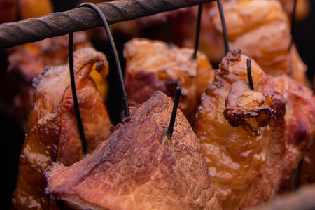 猪肉牛排和排骨熏在熏制自制熏肉