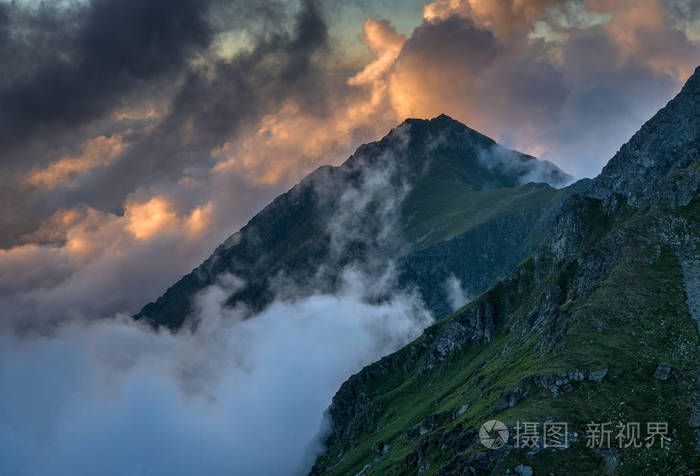 夏日高山白云的夏日风光