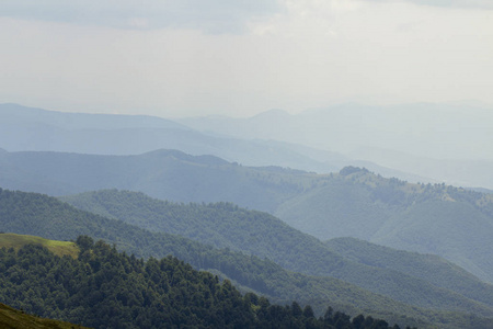 山上地平线上的蓝雾, 乌克兰喀尔巴阡山