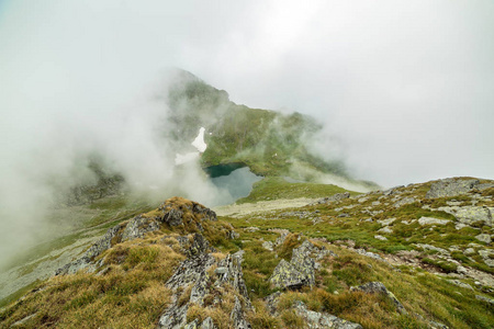 高山景观步道在雾中上山去