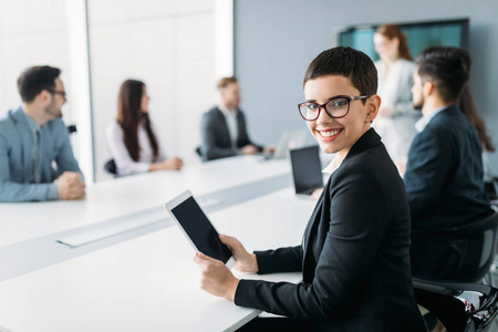 在演示过程中会议室的商界同事图片