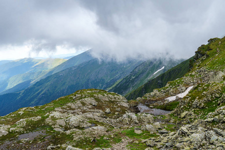 高山景观步道在雾中上山去