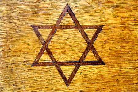 犹太标志星大卫镶嵌在破旧的古董木棺材边