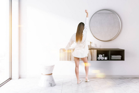 妇女在一个白色的浴室内饰与白色木地板和全景窗口。上面挂着一面镜子的圆水槽。3d 渲染模拟色调图像