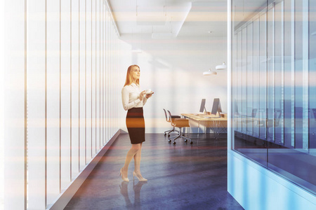 现代法公司办公室的侧面视图与城市视图的全景窗口, 和木制电脑桌站在一排。女实业家与咖啡3d 渲染模拟色调的图像