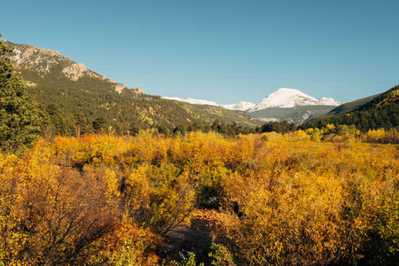 季节从秋天到冬天的变化。洛基山脉, 科罗拉多, 美国