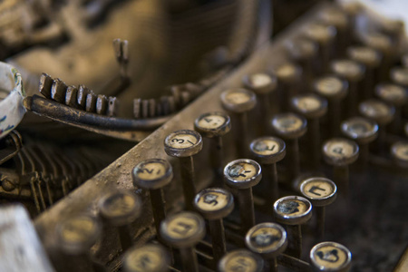 关闭视图在老肮脏残破的古董打字机机器钥匙用西里尔文符号信件