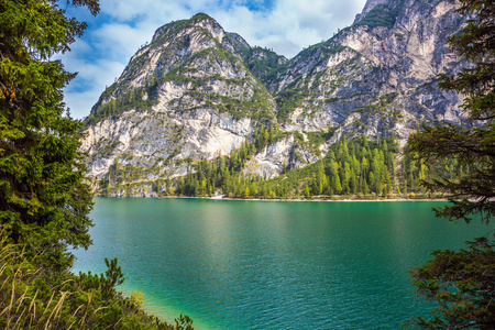 漫步在风景如画的湖边 Braies。前往南蒂罗尔, 意大利