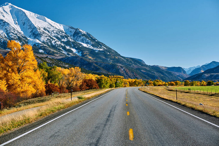 在科罗拉多落基山脉的高速公路, 在美国秋季。芒 Sopris 景观