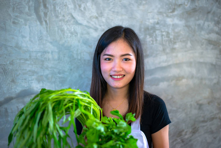 厨房房间里美丽女孩的画像