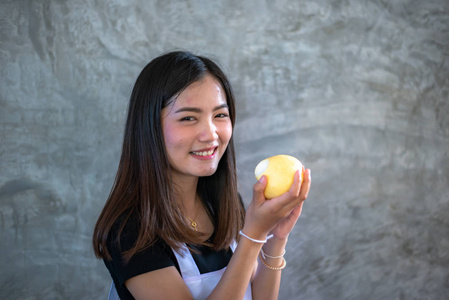 厨房房间里美丽女孩的画像图片