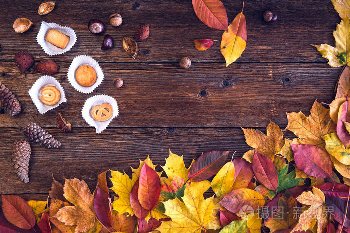 秋天的叶子, 收获, 桌上的好吃的东西.感恩节明信片
