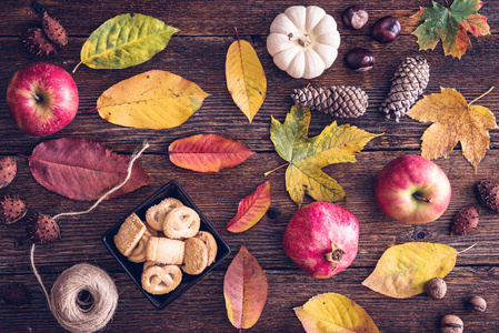 秋天静物的概念背景。秋天的叶子, 收获, 桌上的好吃的东西。感恩节明信片