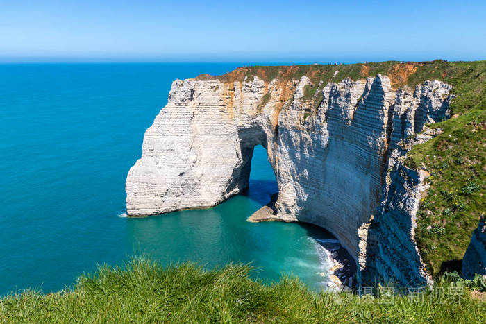 钻头鲁昂悬崖在海边和美丽的石灰岩峭壁上