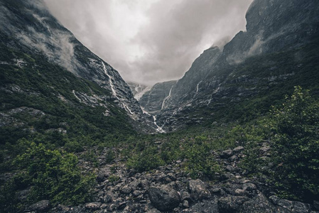 在挪威中部的阴雨冰川景观。原始的挪威风景