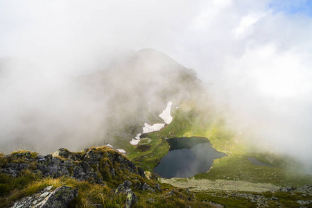 罗马尼亚 Fagaras 山脉冰川湖卡普拉景观