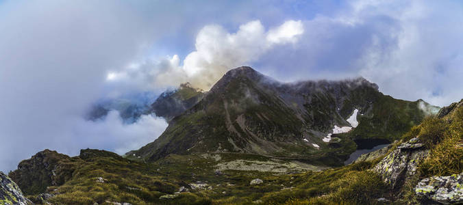 罗马尼亚 Fagaras 山脉全景。华丽的风景与冰川湖卡普拉, 从上面的看法