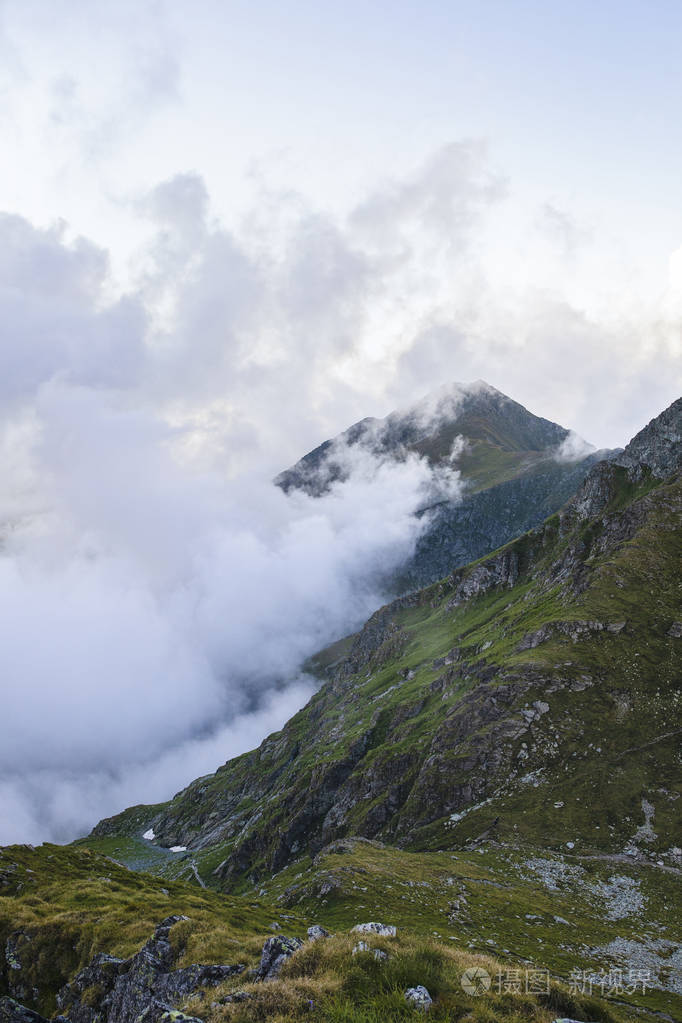 夏日高山白云的夏日风光