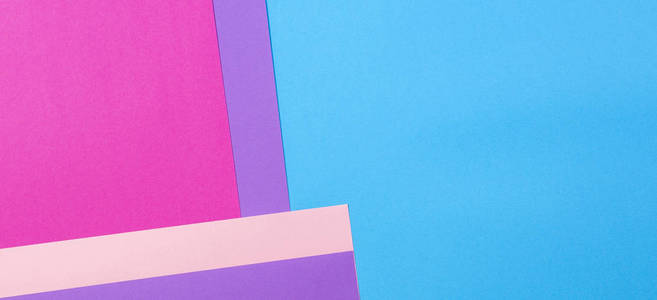 彩色纸几何平面构图背景与粉红色紫罗兰色和蓝色色调