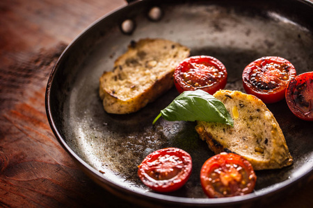 Bruschetta 烤面包, 配以芝士番茄橄榄罗勒和橄榄油。Caprese 成分和意大利或 mediterrannean 菜