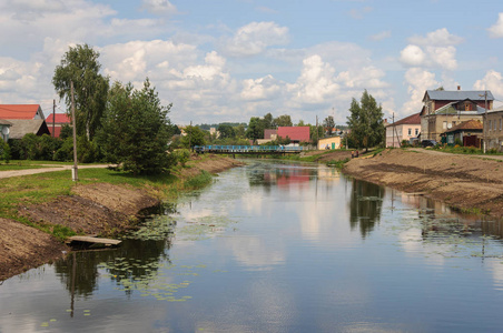 俄罗斯 YurievPolsky 的古俄罗斯小镇 Koloksha 河。阳光明媚的夏日