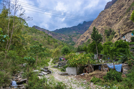 在一个多云的春天, 在喜马拉雅山的一个小山村, 尼泊尔