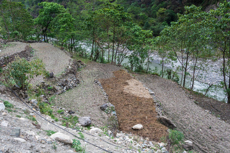 尼泊尔山区河岸种植农产品的小地块