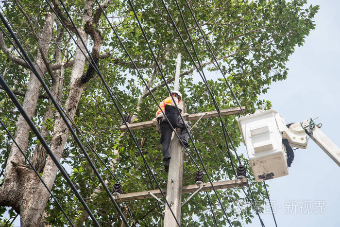 电工用电杆修理电线, 电工工作服在高度和危险的工作
