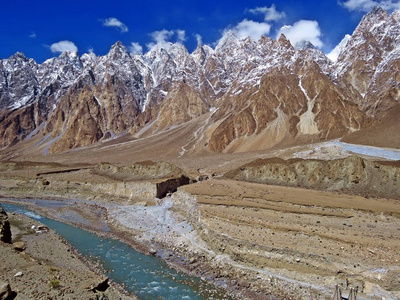 同等锥, 也称为大教堂山脊, 从同等喀喇昆仑山高速公路上观看。前景 罕萨河