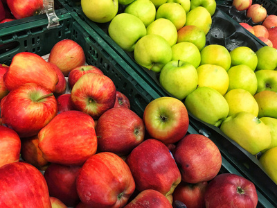 小组多彩多姿的苹果在食物市场立场