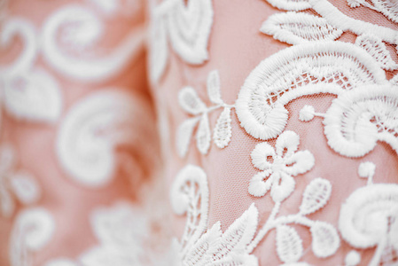 背景，纹理，刺绣花边。一套婚礼礼服的精致细节。精细的花边