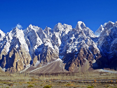 同等锥, 也称为大教堂山脊, 从同等喀喇昆仑山高速公路上观看。前景 罕萨河