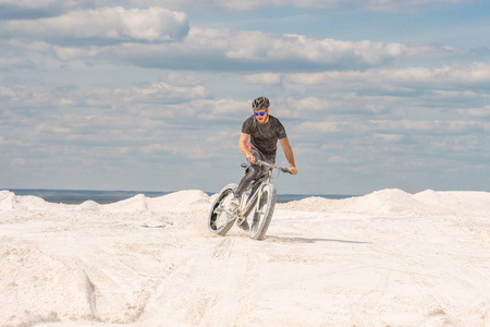 在白垩采石场训练一自行车。在一辆肥胖的自行车上的野蛮人