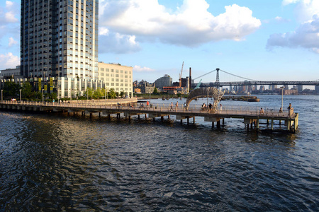 位于布鲁克林的威廉斯堡海滨码头照片