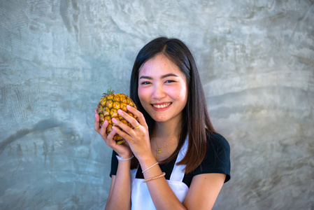 厨房房间里美丽女孩的画像