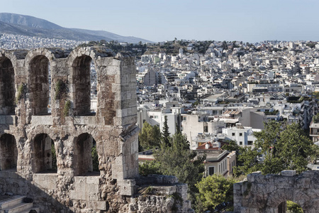 雅典卫城的狄俄尼索斯剧院遗址的片断在雅典全景的背景下