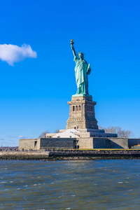 自由女神像, 在一个晴朗的天与蓝天, 纽约市, 美国