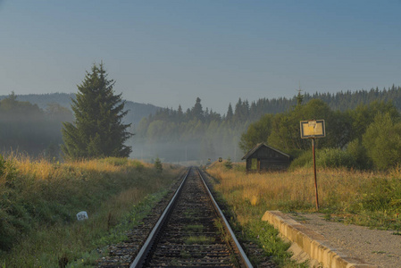 夏季阳光明媚的早晨拉 Sumave 站附近的铁轨