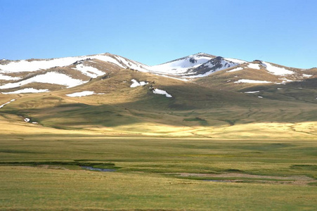 宋伊塞克湖湖的美丽风景, 纳伦与吉尔吉斯斯坦的天山山脉